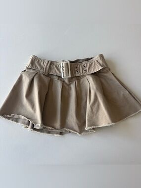 Pleated mini skirt with buckle